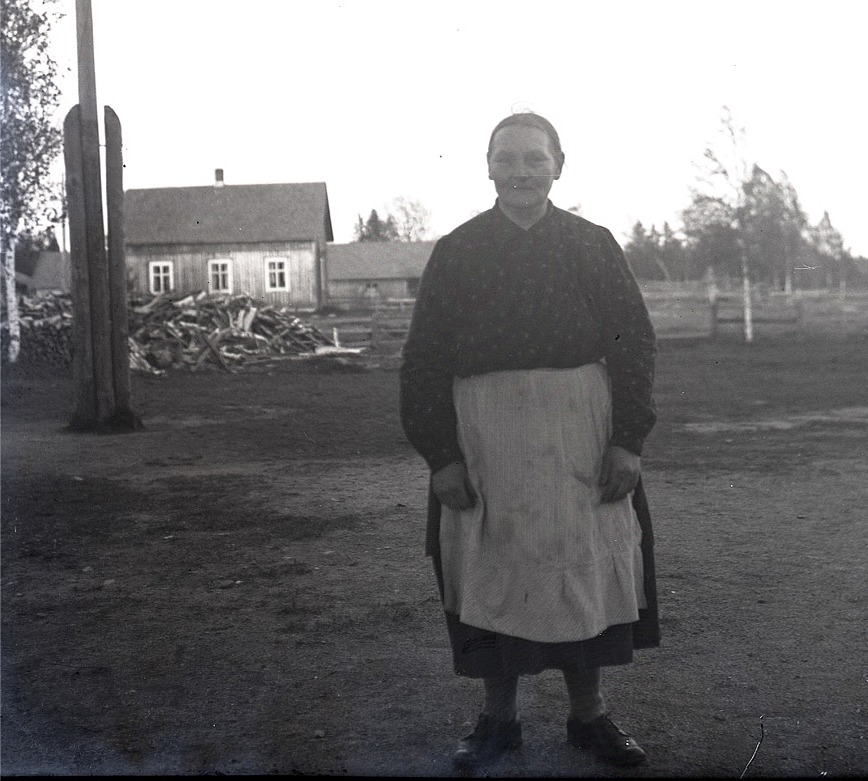 I den gamla småbarnsskolan på Kladdbackan så var det flickorna som skötte städningen, men då skolan flyttades till den nybyggda delen vid södra folkskolan så var det Sandra Granqvist som skötte städningen.