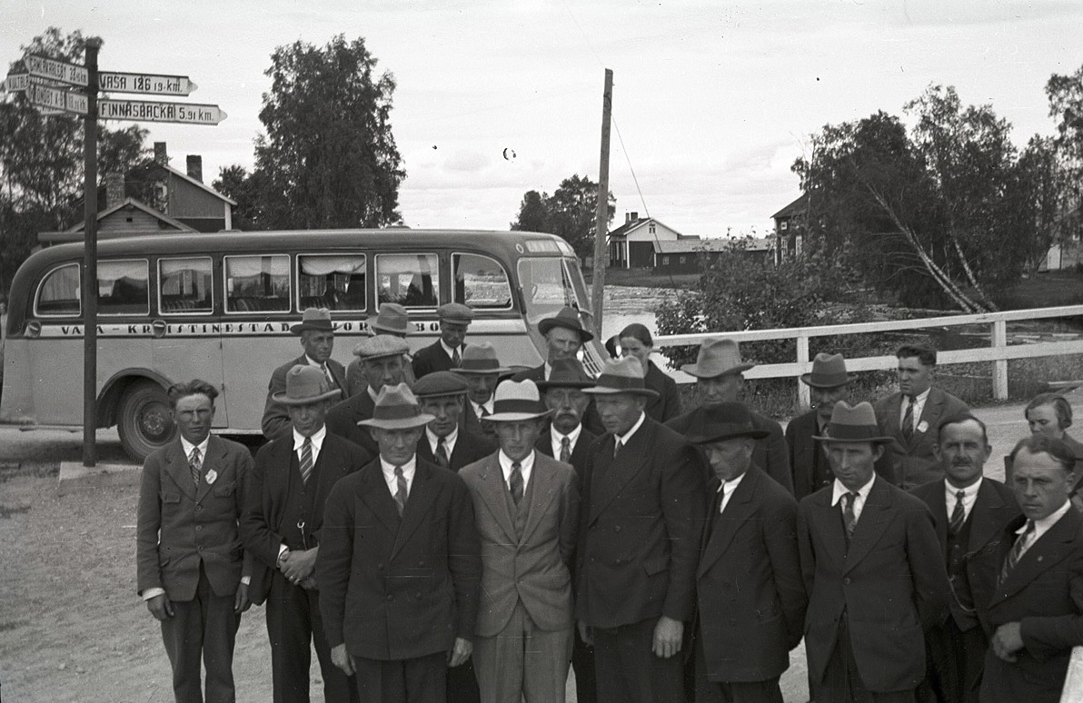År 1935 var medlemmar från Lantmannagillen i Lappfjärd och Dagsmark på utfärd till Terjärv här är gruppen samlad framför bussen. Notera att vägskyltarna den tiden visade avståndet med 10 meters noggrannhet.