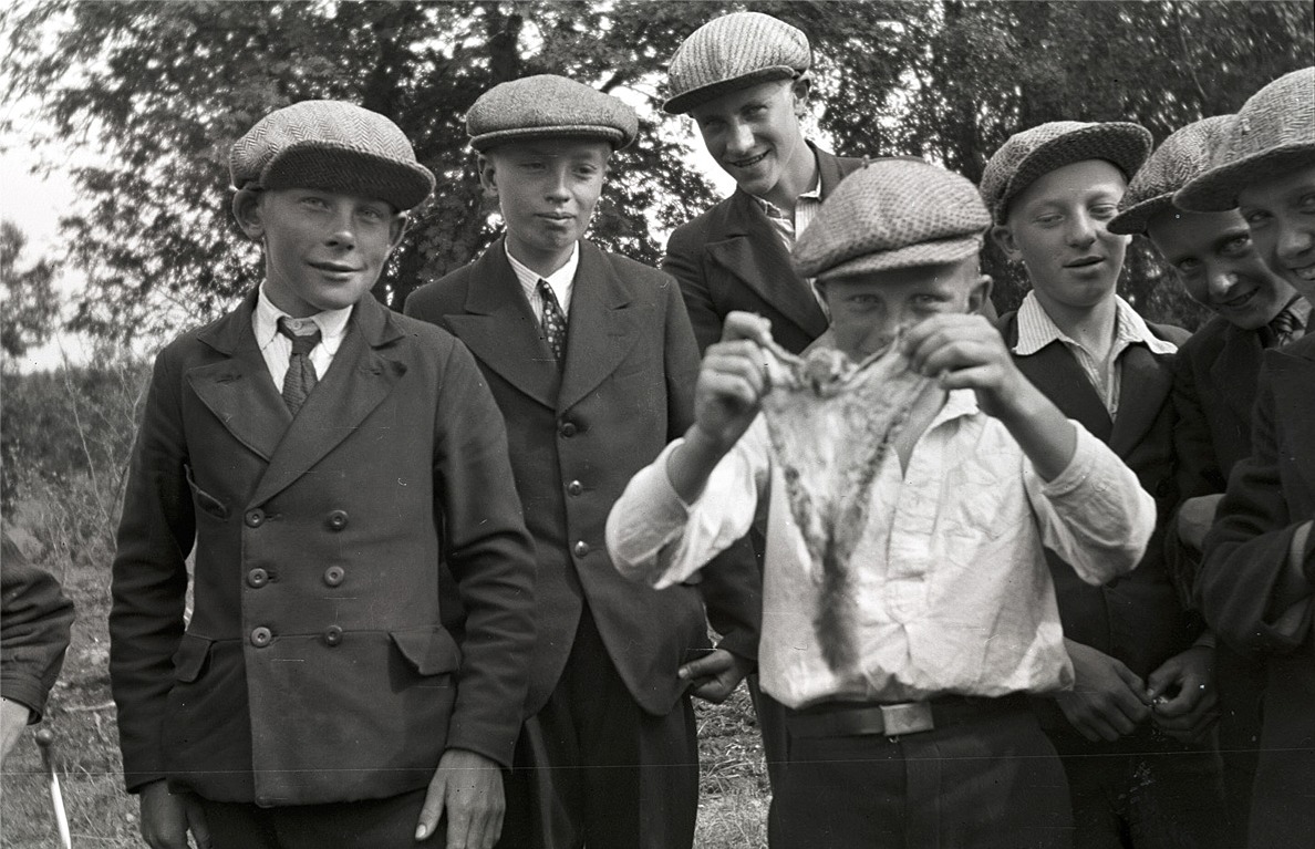 År 1935 var en flygekorre en stor sensation i Lappfjärd och här visas en sådan upp för fotografering. Från vänster Ingvar Bjors, okänd, Karl Björses, okänd, Karl Kronman, Harald Mattila och Åke Stenman.