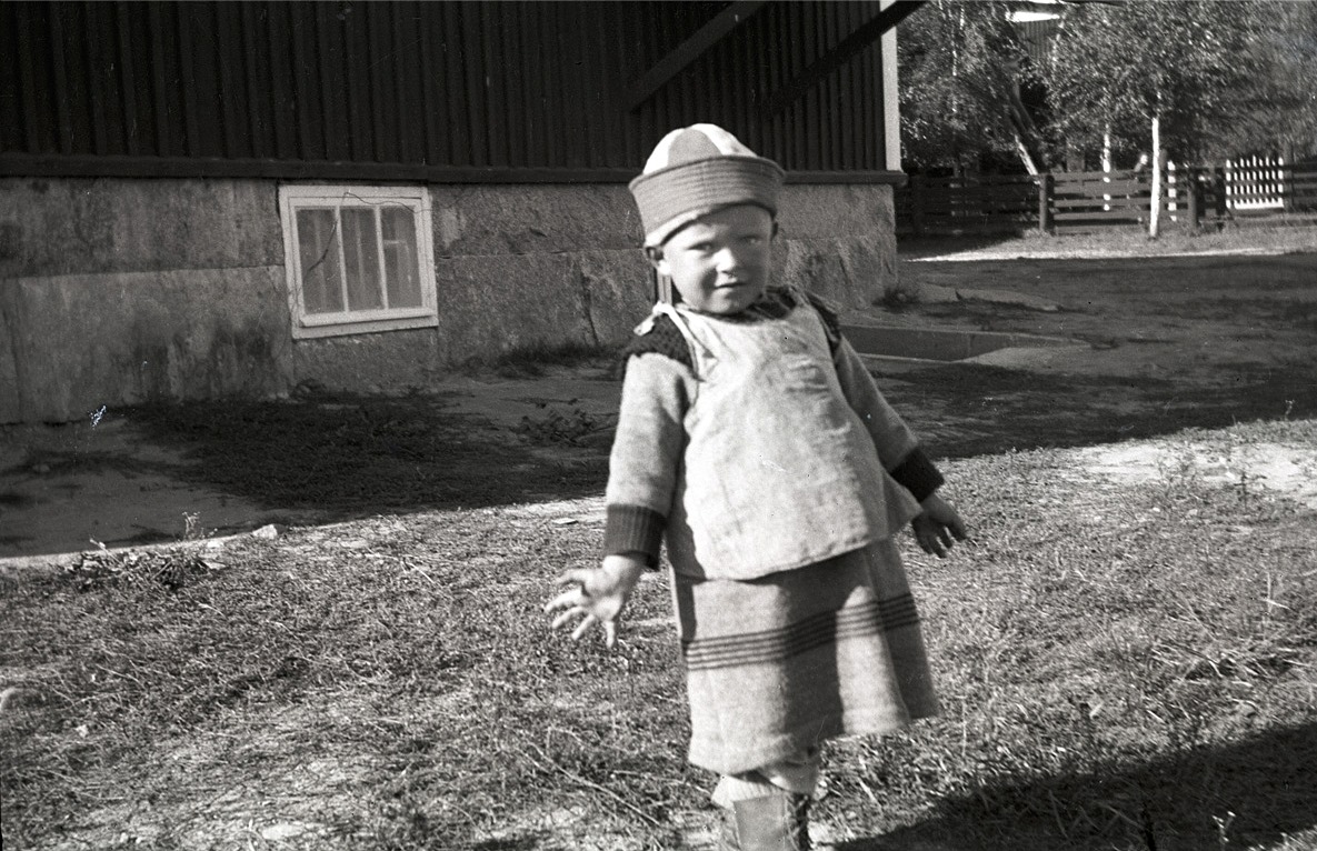 Denna pojke visar här upp en kolt, som användes av både pojkar och flickor ända fram till ca 1925.