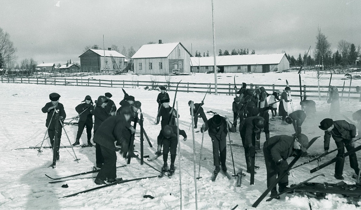 Inför en skidtävling skulle skidorna tjäras och varje elev skötte själv om sina egna, flicka som pojke. 