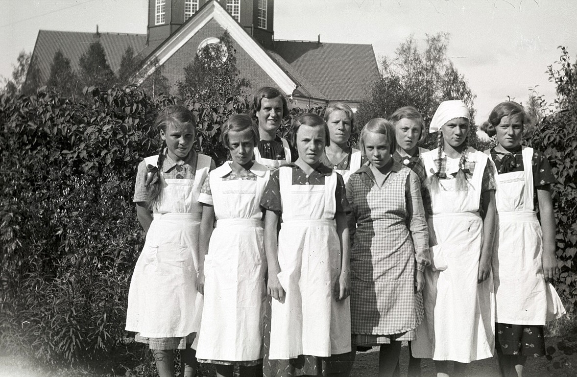 De här flickorna har varit på kokkurs i södra folkskolan, från vänster Brita Ebb, okänd, Hjördis Sjöholm, Eva Engman, okänd, okänd, Marita Ålgars, okänd och Anna Östergård.