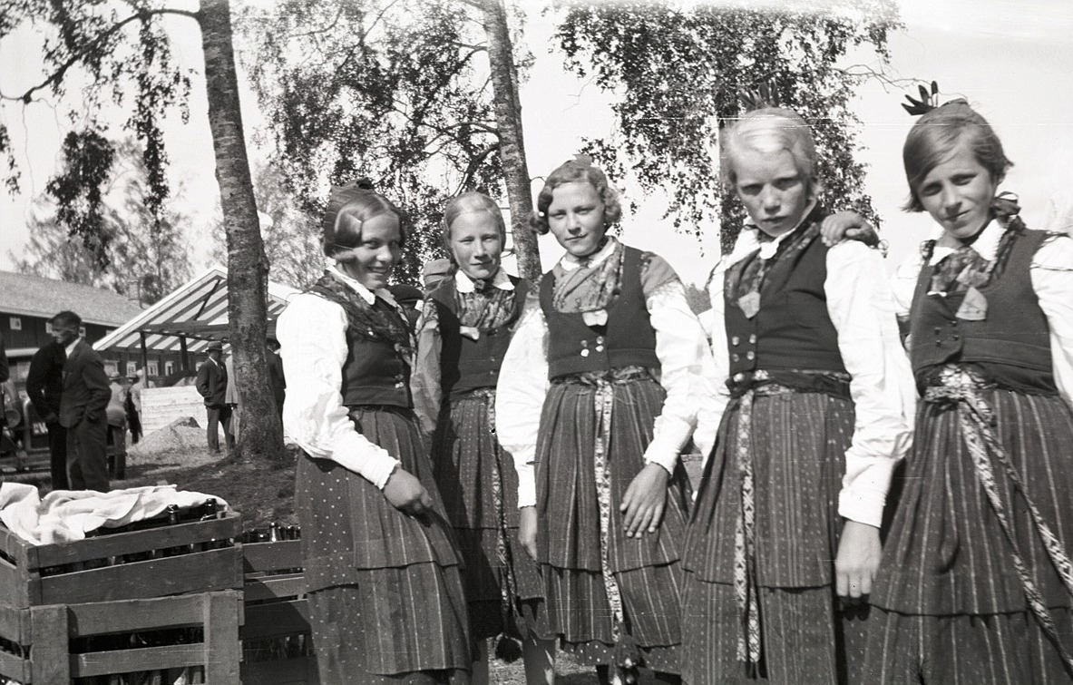 Här är lappfjärdsflickorna på fest i sina granna folkdräkter, från vänster okänd, Ines Klockars, Helga Bergström, Göta Hannus och Linnea Holm.