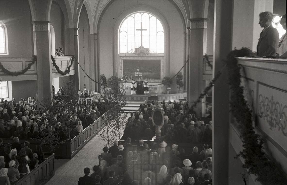 Kvinnornas ljusa huvuddukar tyder på att det är en glädjehögtid och det är ju midsommaren minsann.