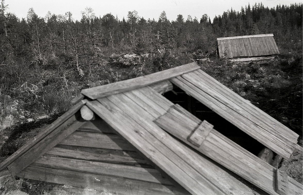 Axel Lillträsk var en föregångare på många områden. På eget bevåg och med egna pengar byggde han under åren 1928-1932 en vattenledning av stock från Mellanliden ner till Lappfjärd. Den tiden gjordes allt för hand, så det var för den tiden ett mycket stort projekt. Här ser vi ett par av källorna i Mellanliden.