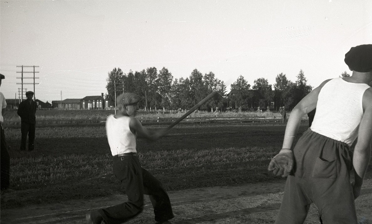 Boboll var en populär sport på 30-talet och här visar en ung man hur bollen skall slås.