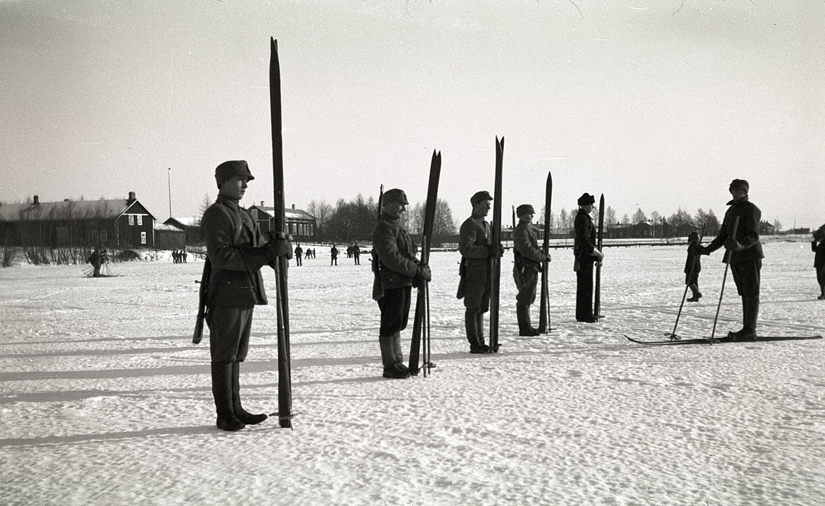 Skyddskårens skidskyttar hade övningar på isen, till vänster syns Anton Stenmans gård och Nils Molanders gård.