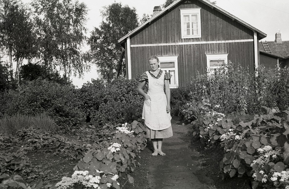 Alice Björses i sitt klubbland med hemgården bakom sig.