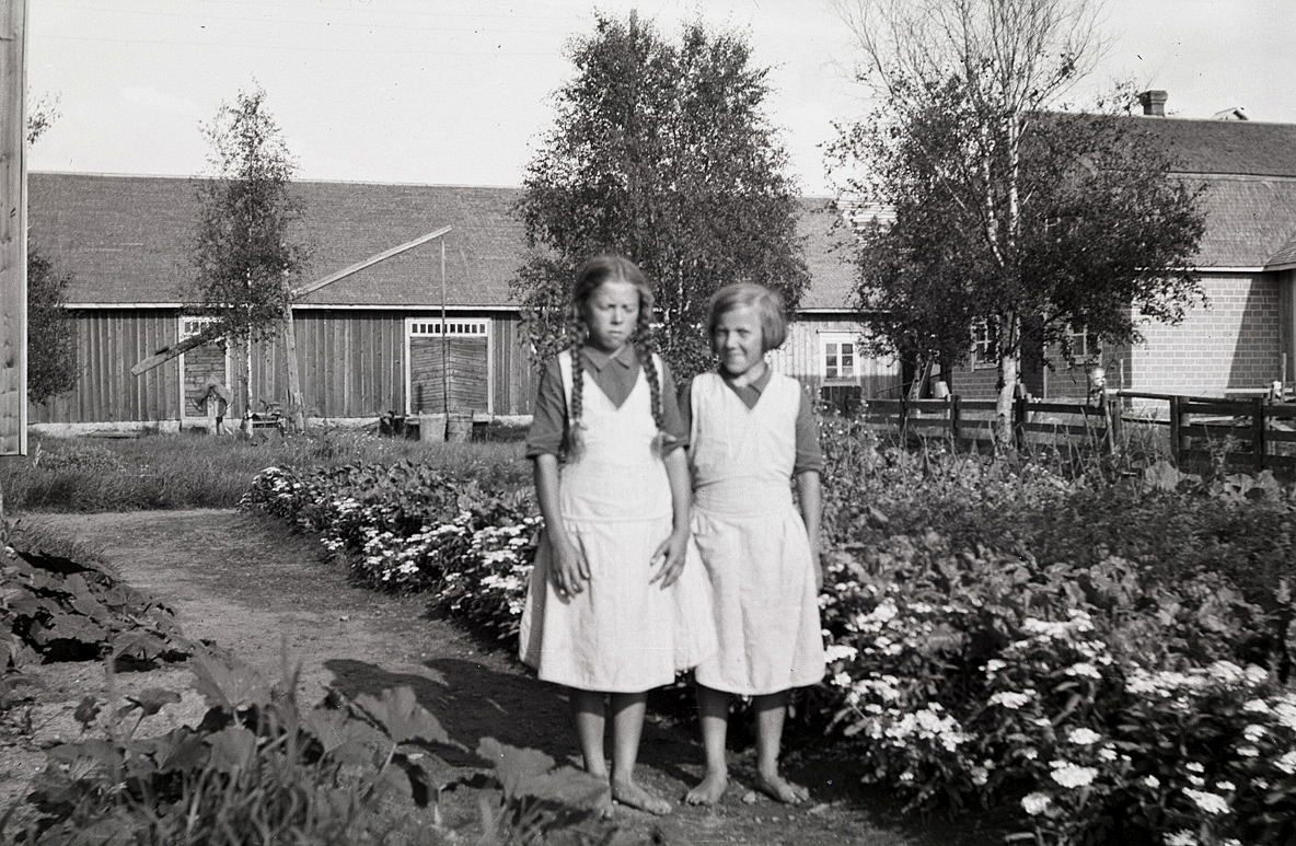 Helga och Anna Englund visar upp sitt klubbland i Dagsmark.