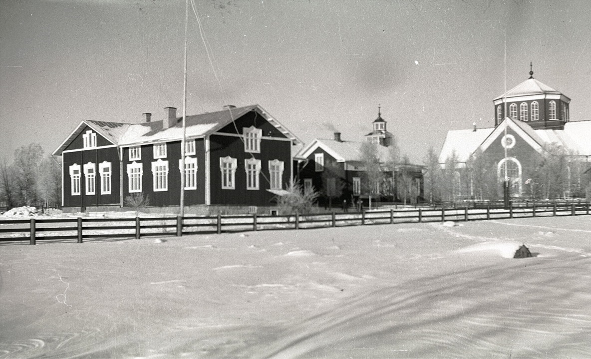 Södra folkskolan med därtill hörande lärarbostäder och så den ståtliga kyrkan.