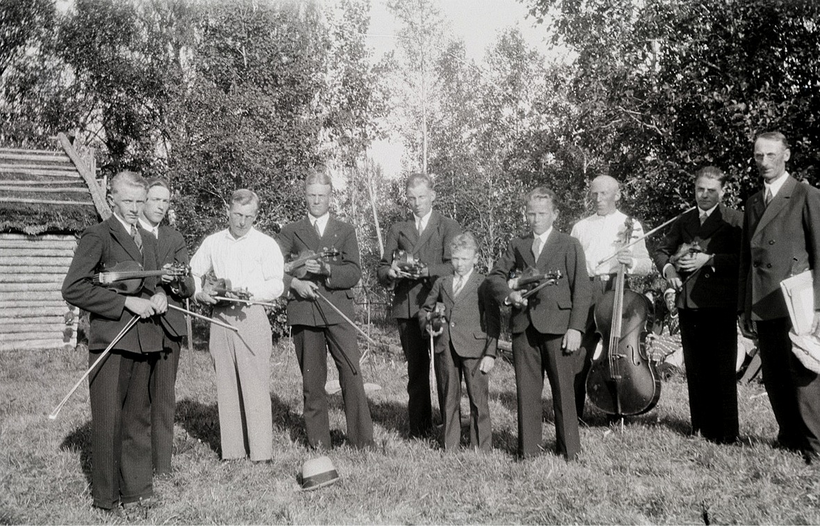 Pärus stråkorkester med sin ledare, läraren Henrik Rosenback som står längst till höger. De övriga är från vänster Otto Fröberg, Ingvar Lillsjö, Torsten Nyholm, Arvid Holmberg, Lennart Lund, Elis Björses, Bertel Pärus, Selim Nyholm och Birger Lillhannus.