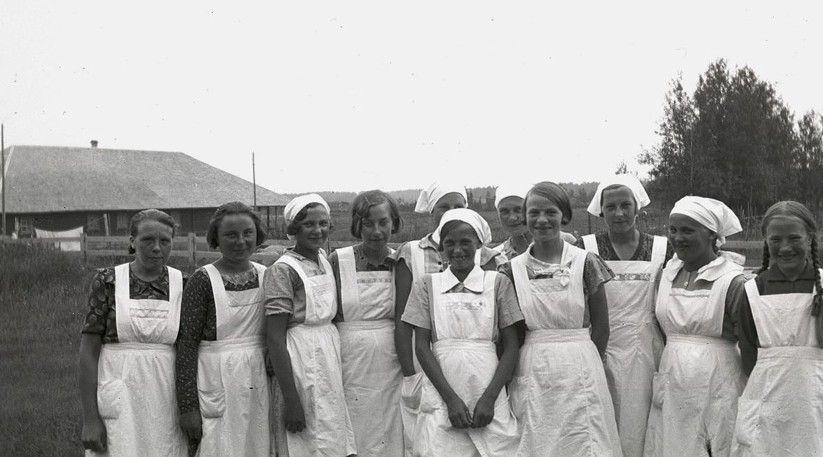 Deltagare i klubbens kokkurs, från vänster Helmi Ekman, Gerda Skogman, Helga Bergström, Aili Hellman, Edit Vesterlund, Linnea Holm, Alice Granvik, Elin Rosenback, Gurli Lillsjö, Ingeborg Ålgars och Ines Klockars.