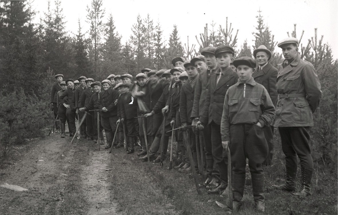 Skogsskötsel var ett vanligt tema i folkskolan på 30-talet. Här är pojkarna ute i Karl Knus´skog, själv står han som andra från höger.