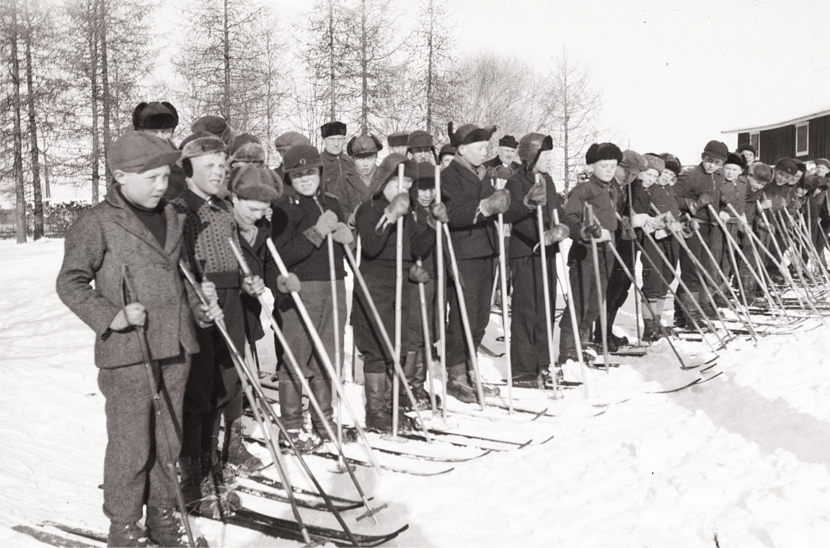 Norra sidans bästa skidåkare uppställda, längst till vänster Erik Ånäs.