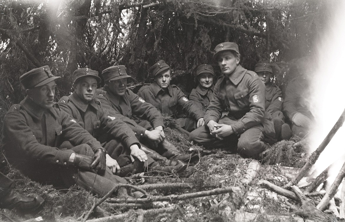 Skyddskårister på paus i skogen, från vänster Valdemar Hammarberg, Frans Lindfors, Artur Mannfolk, Ragnar Nissander, Ragnar Skogman och Hemming Ådjers.