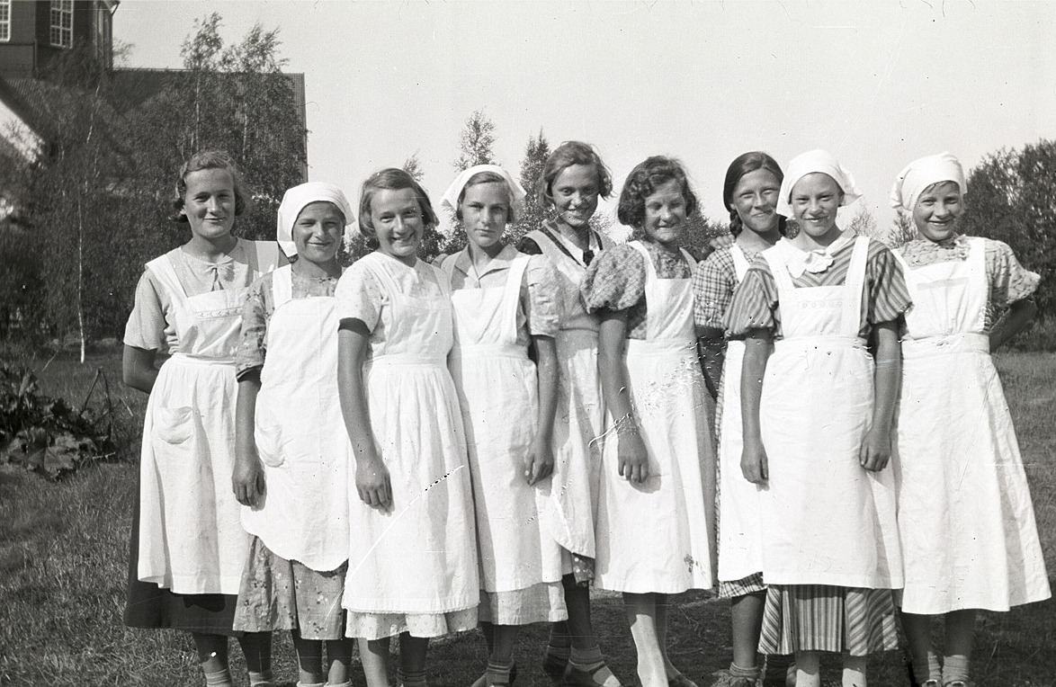 Kokkurs på södra folkskolan, från vänster Helmi Finnström, Anna Liisa Vainionpää, Anna Holm, Elise Klockars, Elin Björklund, Elna Ivars, Greta Stenholm, Elin Mattfolk och Agneta Häggblom.