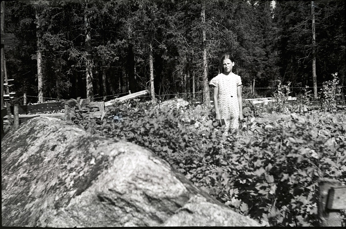 Verna Forsberg (1923-1999, senare gift Engman) i sitt klubbland som hon tillsammans med sin far brutit upp bland stenarna i skogen.