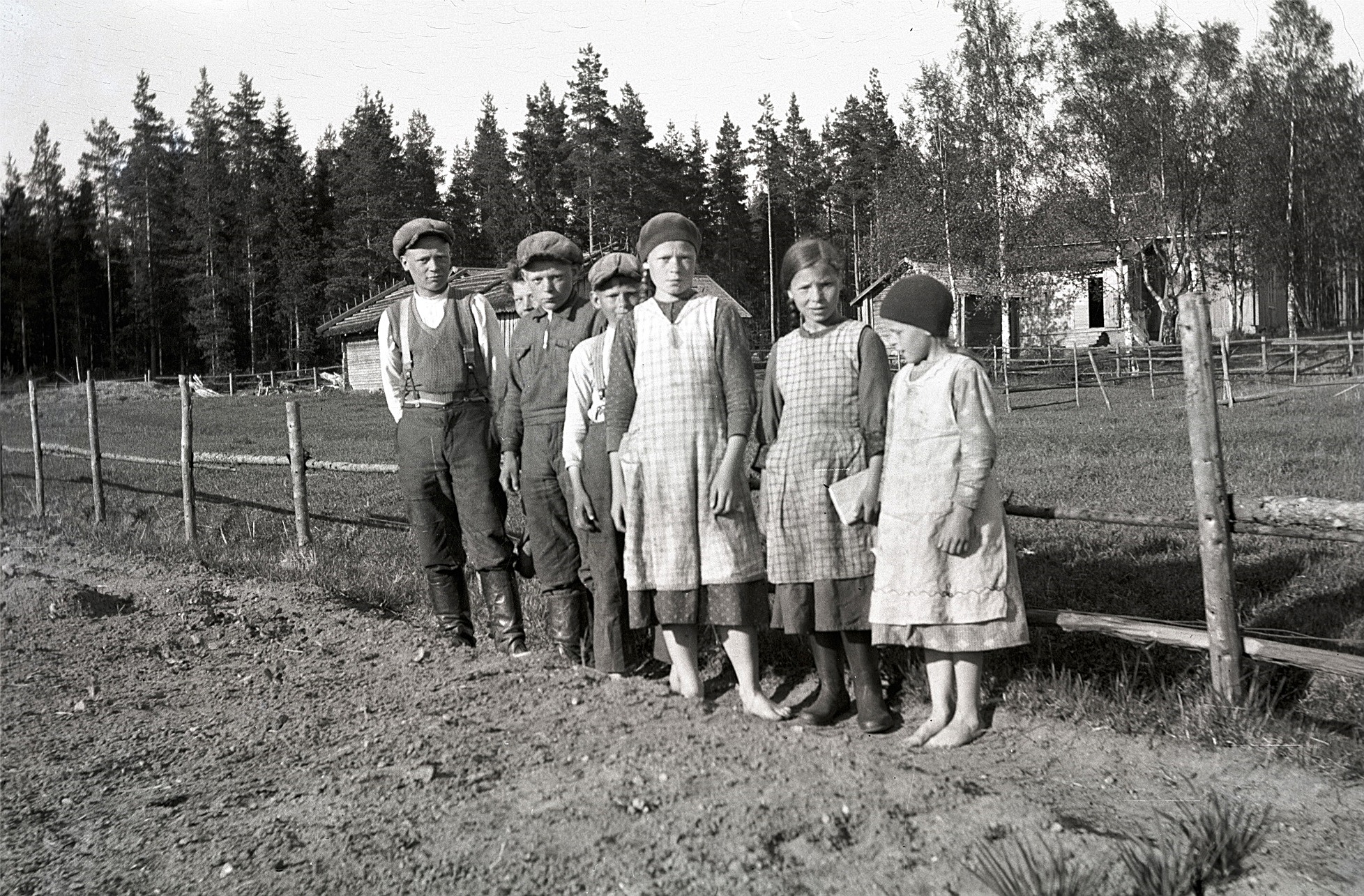 Barnen uppe i Norrviken visar upp sina land.