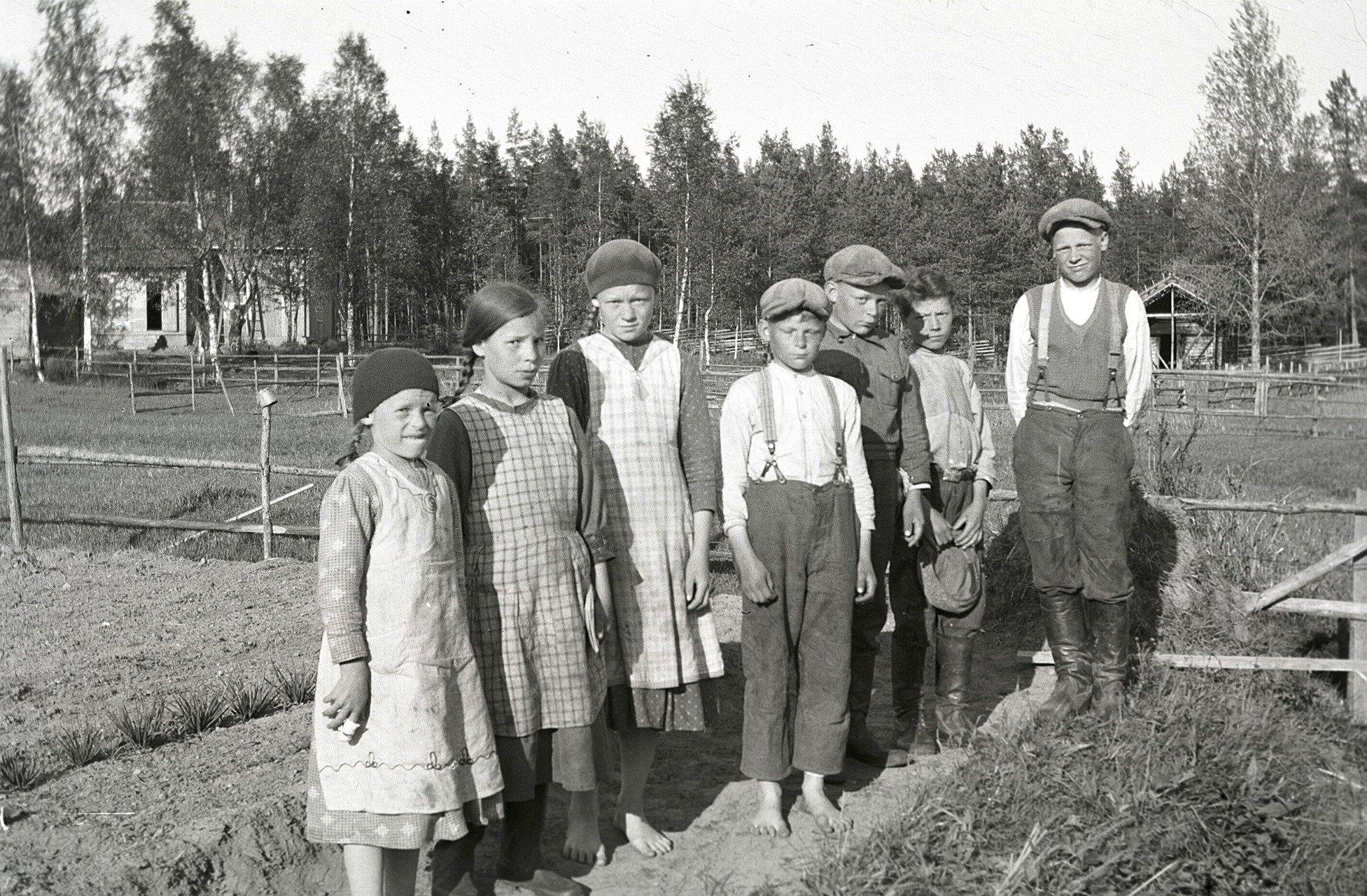 Barnen uppe i Norrviken står på rad, från vänster Dagny Lillsjö, Ragni Lillsjö, Ines Norrvik, Egil Norrvik, Elgot Norrvik, Olof Lillsjö och Edvin Norrvik. Lillsjös hemgård syns till vänster.