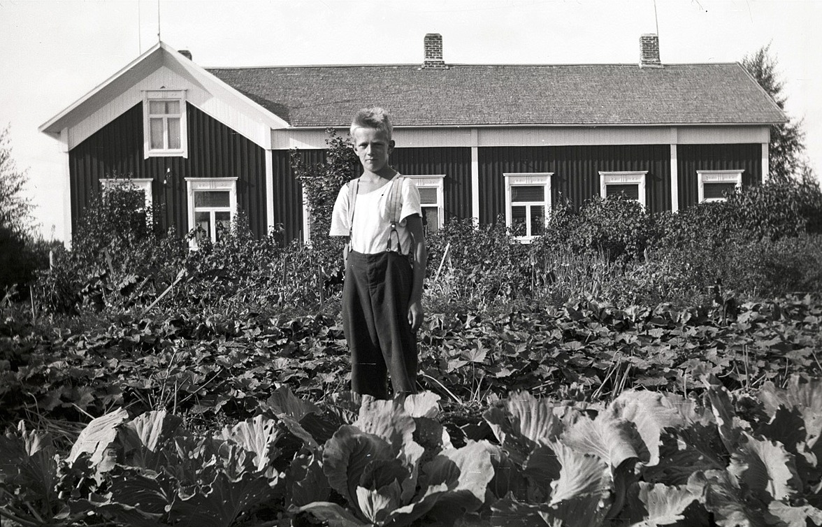 Karl Erik Evars i sitt klubbland framför hemgården.