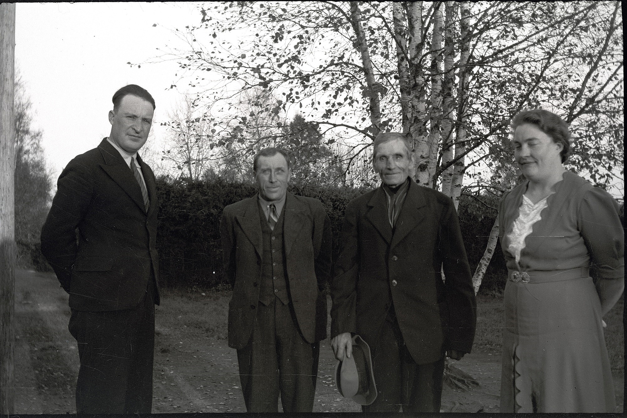 På detta foto som är taget på skolgården har lärarparet Einar och Linnea Lind besök av Erland Krook t.v. och Henrik Agnäs t.h.