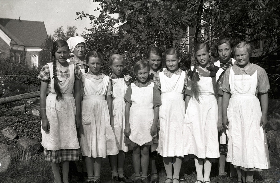 Flickor på kokkurs på södra skolan, här finns bland annat Margit Nordgren, Inga Teir, Brita Ebb, Aili Hellman och Alice Rosenback.