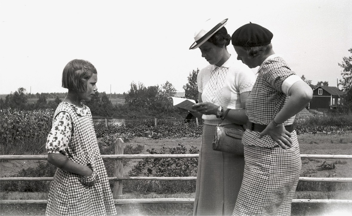 Till vänster Eva Storsjö (f. 1926 som sedan gifte sig med Olof Holm) som ser ut att bli granskad i sitt klubbland.