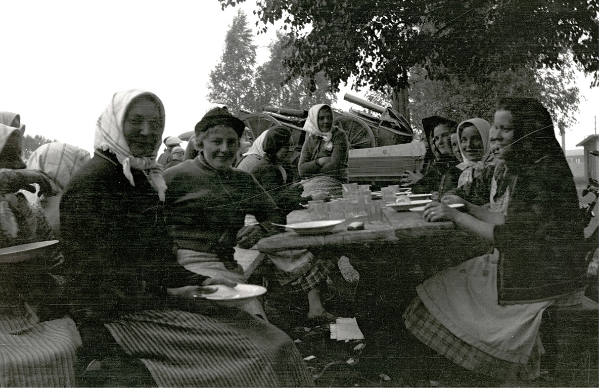 Maten smakar för Hilda Rosenstedt och Edit Agnäs till vänster. Från höger sitter bland annat Irene Ingves, Ellen Krokbäck och Gerda Skogman 