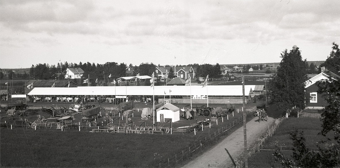 Utställningsområdet på sportplanen bakom ungdomslokalen är klar att ta emot besökarna.