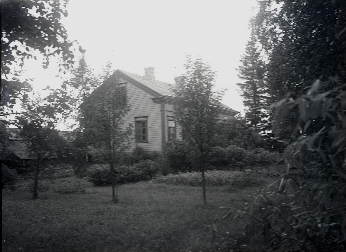 År 1938 bodde A. G. Stjernberg i denna kapellansgård på södra sidan.