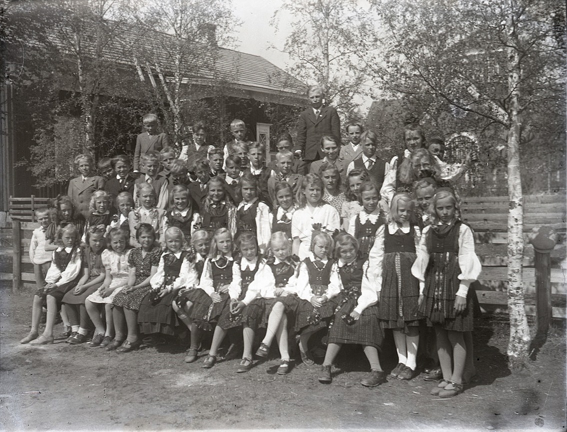 Festklädda barn på skolgården.