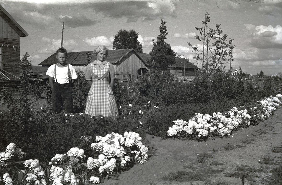 Gösta Gullmes står med Elin i hennes klubbland vid hemgården.