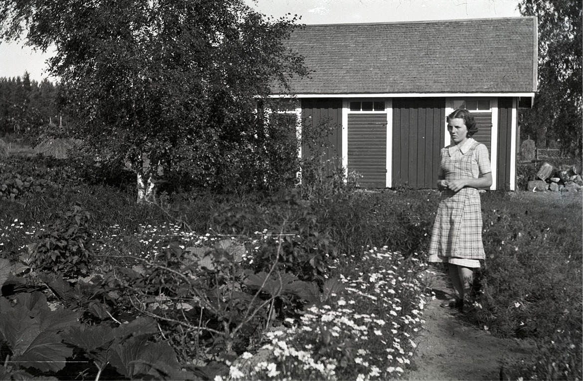 Eva Engman (f.1922 senare gift med Veikko Kaivo-oja) visar upp sitt kubbland.