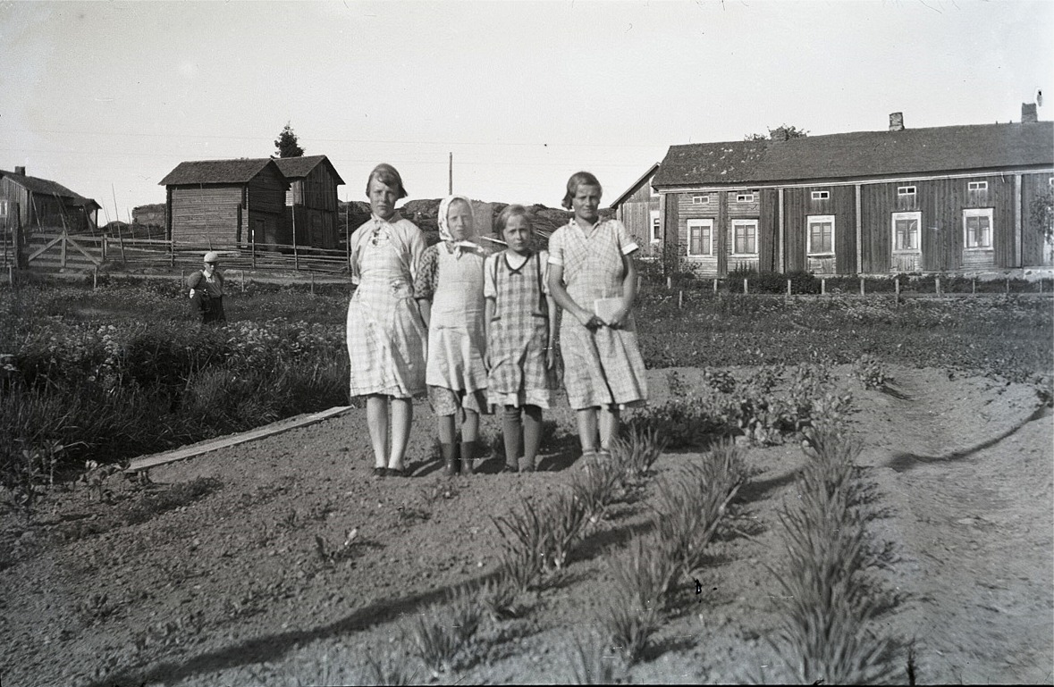 Elsi Maj Strömsten, Maidi Enkulla, Gretel och Gunnel Rönnberg från Härkmeri.