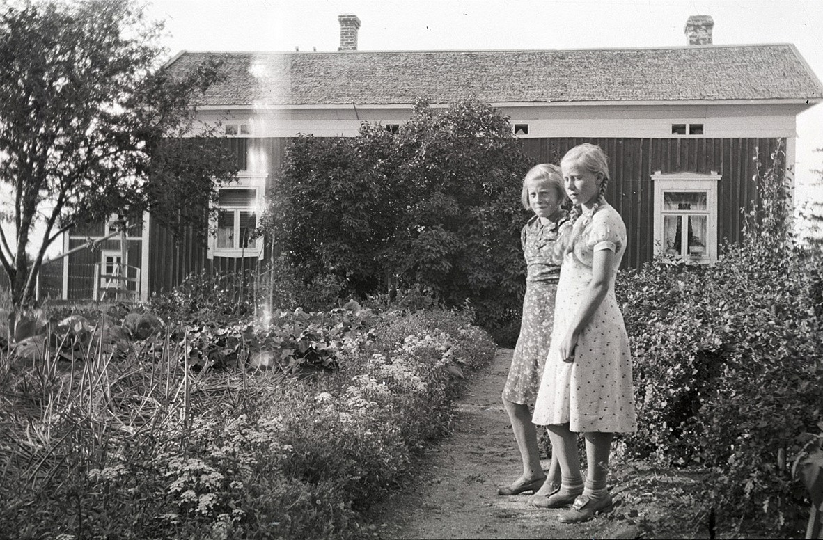 Gunvor Teir (1924-2010) med sin syster Inga Teir (f.1926) i klubblandet i Lålby.