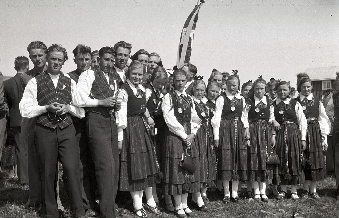 Deltagarna i sångfesten i Korsnäs, från vänster Bertel Pärus, Valter Björknäs, Elis Holmlund, Birger Hedkrok, Irma Hinders, Erik Storkull eller Stens, Svea Ådjers, Elin Björses, Anna Ådjers, Elin Norrholm, Edit Nordbäck, Linnea Holm, Gerda Skogman, Gurli Sved längst till höger. Ungdomarna inkvarterades i gårdarna.