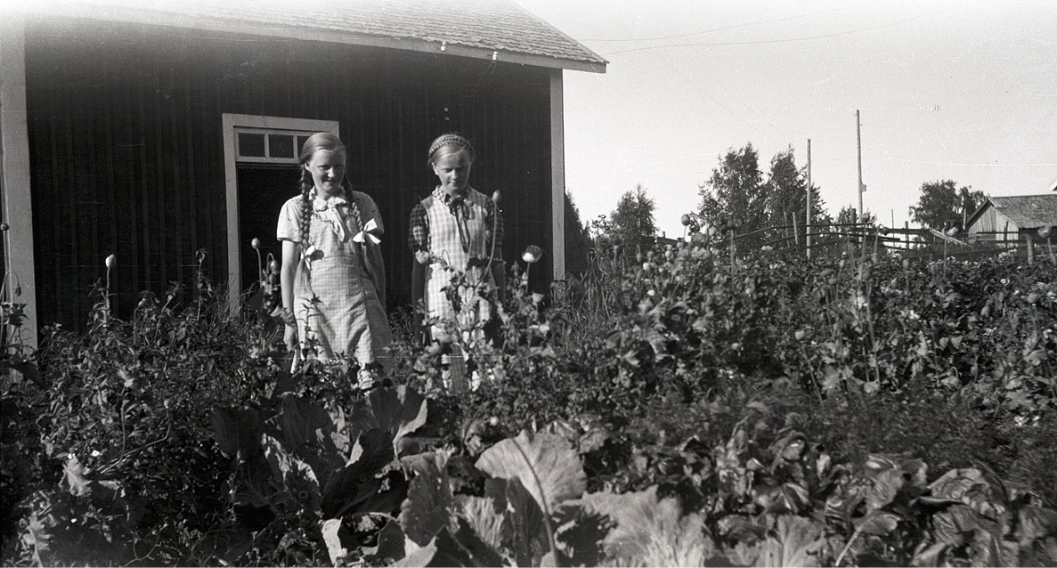 Till vänster Gerda Klåvus (1925-1945) i sin trädgård tillsammans med grannflickan Verna Agnäs, senare gift Björkskog