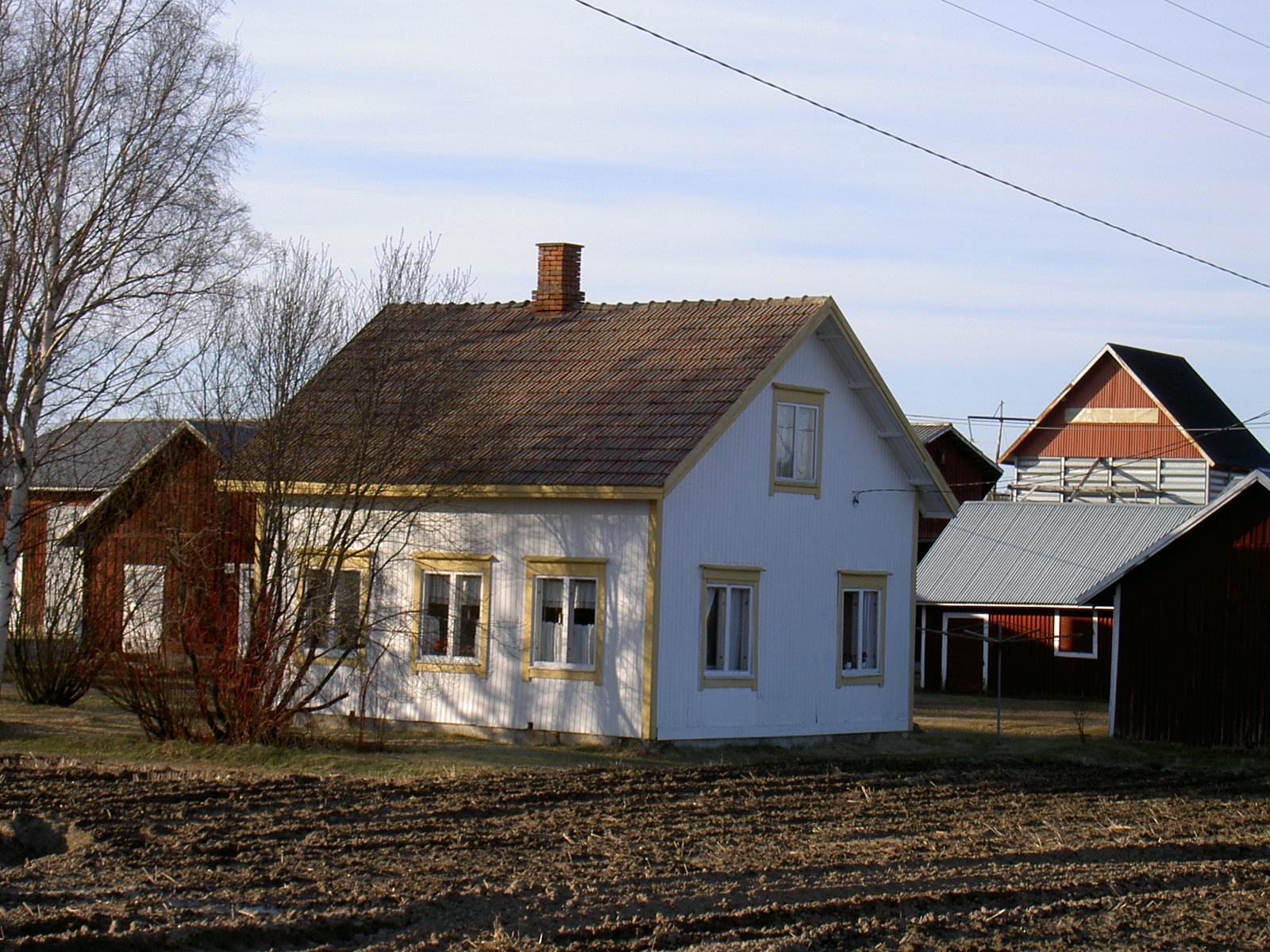 Den här lillstugan stod tidigare på gårdsplanen framför den stora bondgården men den flyttades 1939 till det ställe där den fortfarande står. Då lillstugan flyttades så byggdes den i på gårdssidan och på höjden.