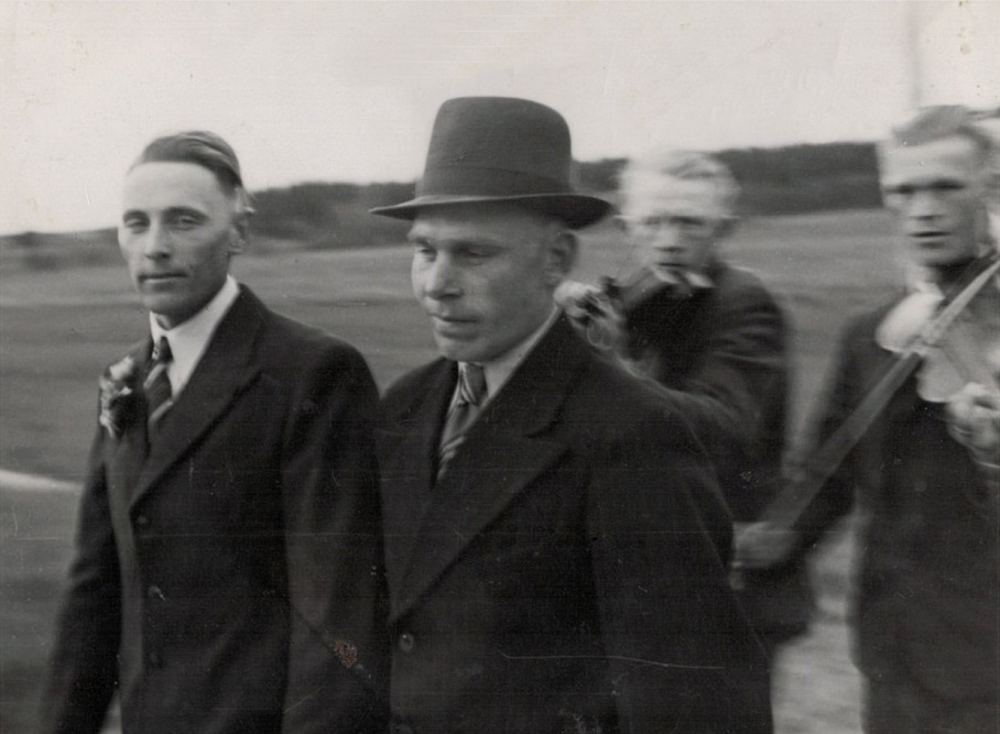 Till vänster Gunnar Guss tillsammans med bestmannen Bertel Långfors.