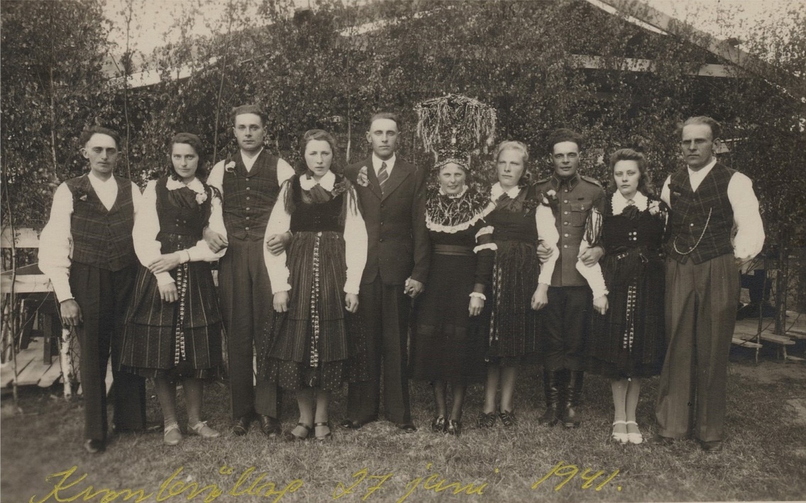 Till vänster står ”Skomakas” Valter Rosenlund, född 1911 som stupade i fortsättningskriget i oktober 1941. Följande är ”Valentinas” Elin Rosenback (1913-1998), sedan följer brudgummens bror Eskil Guss (1917-1972) och sedan brudgummens syster Bertha, g. Ådjers (1923-1975). Bredvid bruden står hennes kusin Elvi Långfors (f.1919), i militärkläder står hennes kusin Eskil Norrgård (1919-1990), sedan kusin Florence Anderson (1916-1942) bredvid sin fästman Valter Rosengård.