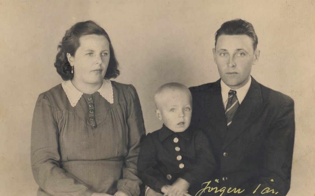 Svea och Gunnar Norrgård hos fotografen med sonen Jörgen år 1945.