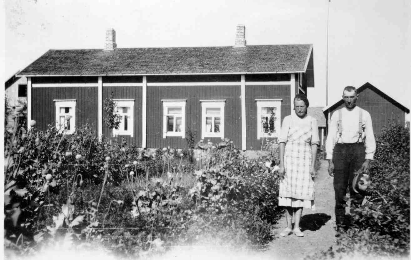 Till höger Gunnars far Josef Guss tillsammans med dottern Svea (1920-1939) framför hemgården. Denna gård hade tidigare tillhört Glas-Kajs och den stod då på Sunnantillvägen, nära avtagsvägen ner mot Klemets bro. Den här gården revs i början på 60-talet då en ny gård byggdes på samma ställe.
