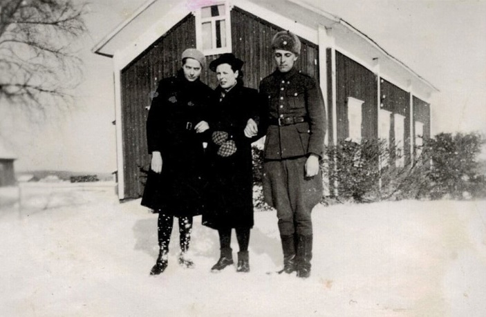 Svea och Gunnar Norrgård som hälsar på Gunnars kusin, fröken Elin Rosenback där Valentinas på Åbackan.
