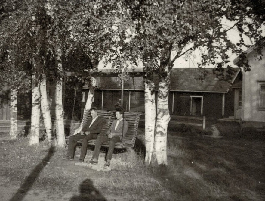 Jörgen Norrgård (1944-1983) sitter i gungan tillsammans med ”Mattas-Jaal”, alltså Jarl Grans (f.1944). Till höger skymtar Norrgårds lillstuga.