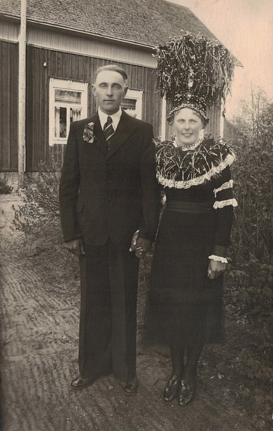 Brudparet Gunnar Guss och Svea Norrgård i juni 1941. Bruden kläddes av Gunnars moster ”Skomakas-Juli”, alltså Julia Rosenlund, som var en känd brudkläderska i byn.