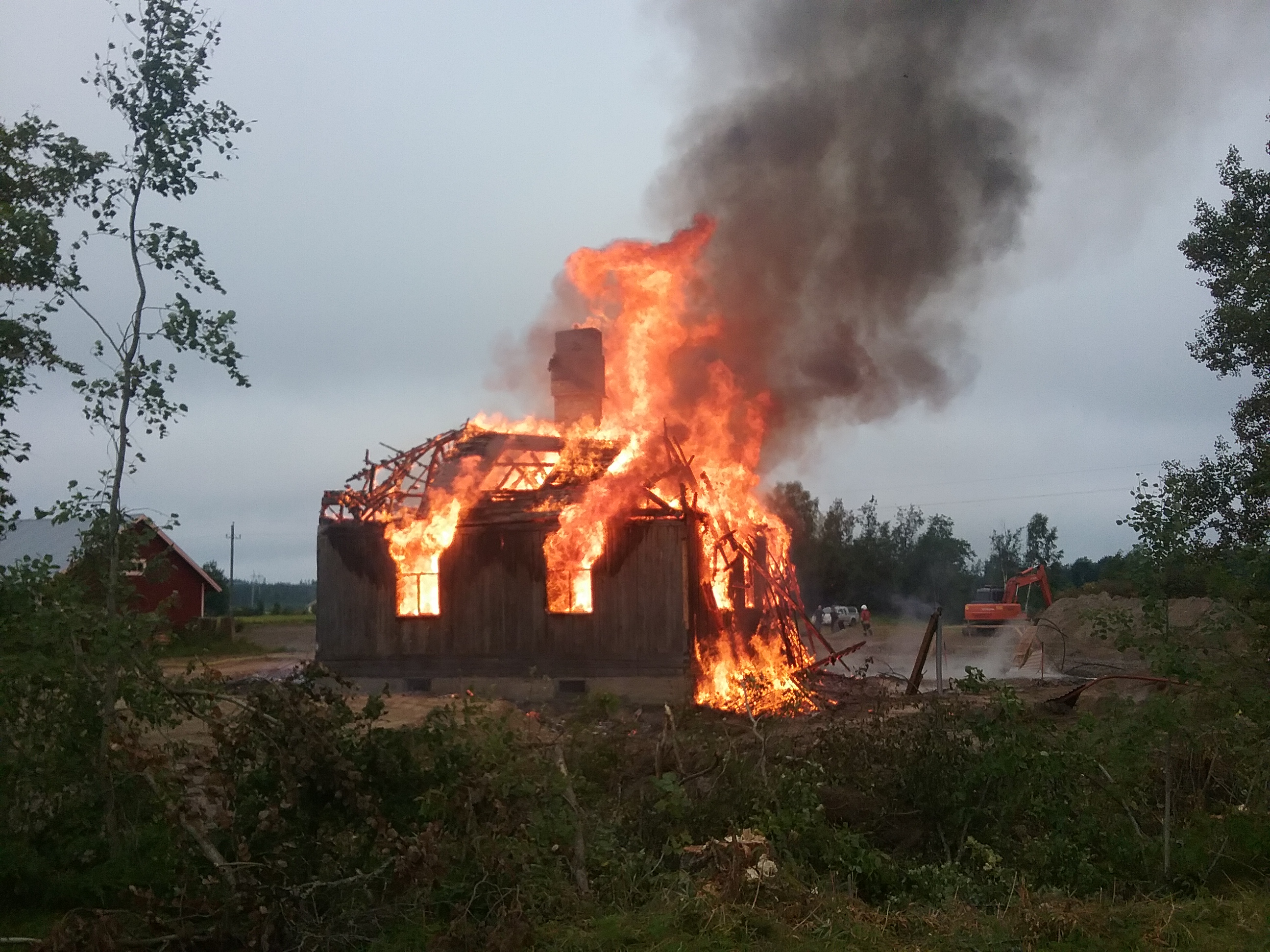 På morgonen den 17 augusti 2017 gick Selim och Mandas gård till historien, då brandkåren från Bötom på ett behärskat sätt brände ner huset.