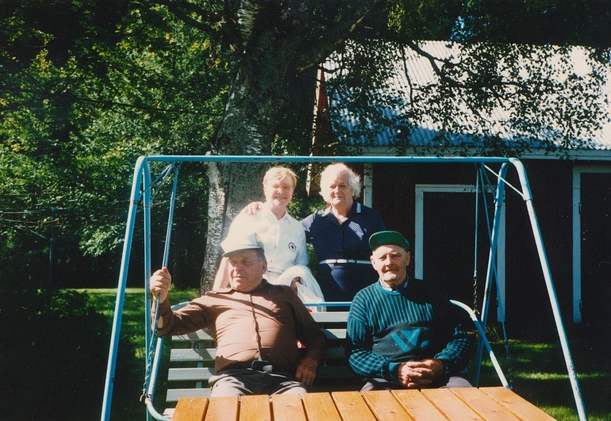 Till höger sitter Gunnar Norrgård då han är och hälsar på sin granne Bertel Långfors. Bakom står Bertels hustru Julia med dottern Gretel till vänster.