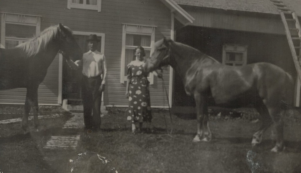 Erland och dottern Svea med varsin häst på gårdsplanen.