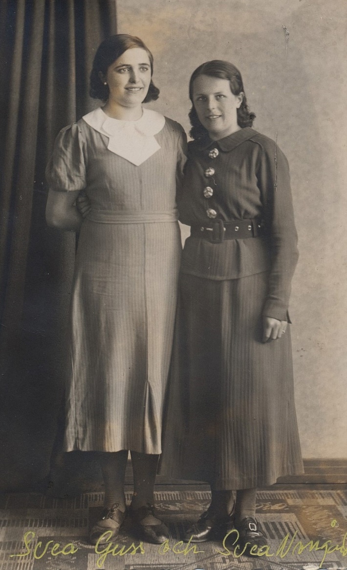 Till vänster Gunnars syster Svea Guss (1920-1939) bredvid Gunnars blivande hustru Svea Norrgård. Svea Guss var ogift och barnlös. Hon arbetade på Mjölbolsta sjukhus i Ekenäs där hon avled efter en misslyckad operation.