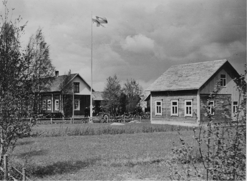 Bröllopet mellan Gunnar och Svea firades i juni i dagarna tre år 1941 med flaggan i topp i den gamla bondgården där Jöranas. Här syns det bra att den gamla lillstugan som tidigare stod framför storstugan har flyttats och samtidigt byggts till på bredden.